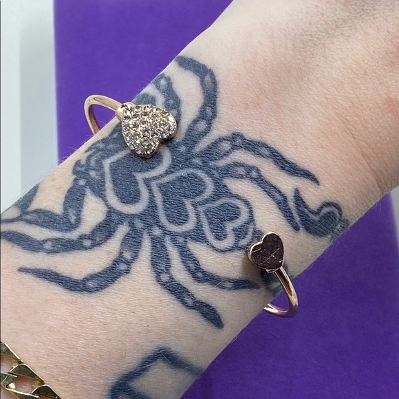 💛 Elegant Heart Bangle Bracelet - Picture 2 of 5